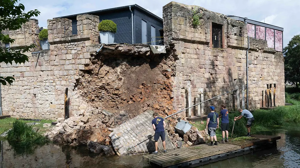 Ein-Teil-der-Mauer-der-Wasserburg-in-Bad-Vilbel-ist-nach-einem-Unwetter-eingestuerzt-und-in-den-Wassergraben-gefallen