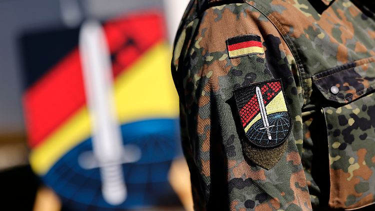 Ein Soldat trägt das Wappen des Zentrum Cyber-Operationen (ZCO) auf seiner Uniform.