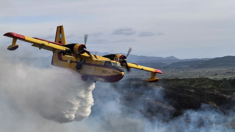 Ein Löschflugzeug im Einsatz über der griechischen Halbinsel Peloponnes.