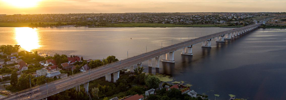 Die Antonovsky-Brücke ist offenbar schwer beschädigt.