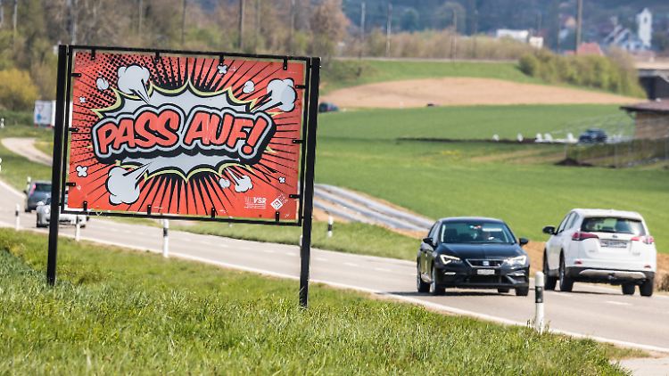 Mit der Plakatkampagne "Pass auf" wird in der Schweiz auf die Gefahr der Ablenkung während des Autofahrens aufmerksam gemacht - die Aufforderung passt aber eigentlich generell.