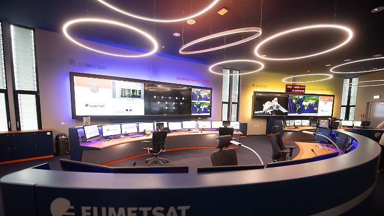Im Kontrollraum LEO (Low Earth Orbit) verfolgen die EUMETSAT-Mitarbeiter Satelliten in niedriger Erdumlaufbahn.
