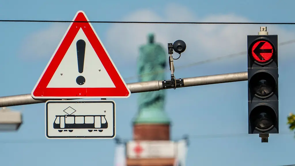 Kuenstliche-Intelligenz-und-Mobilitaet-in-Hessen-In-Darmstadt-wird-der-Strassenverkehr-mithilfe-von-KI-in-Echtzeit-und-in-Abhaengigkeit-vom-Verkehrsaufkommen-gesteuert