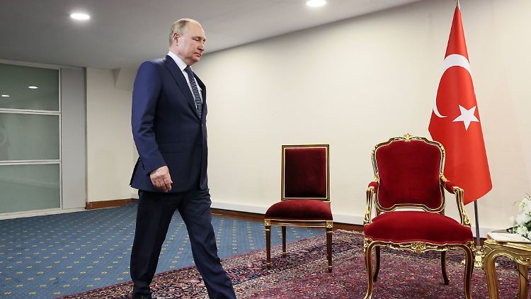 Putin betritt den Konferenzraum. Doch Erdogan folgt ihm nicht direkt. 