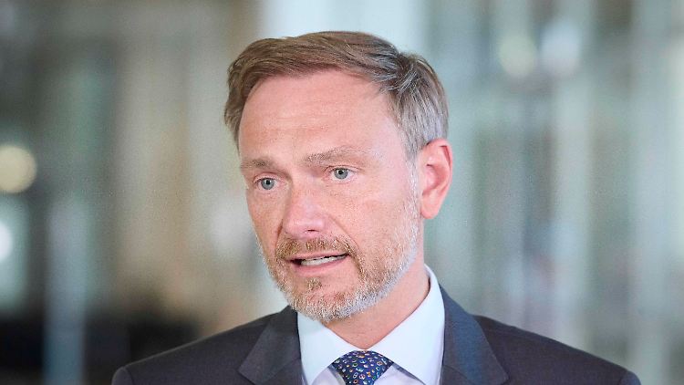 "Ich bin ein optimistischer Mensch, aber ich bin nicht sicher, ob wir 2024 bereits hinreichende Gas-Importe jenseits von Russland haben werden, um sorgenfrei zu sein", sagt Christian Lindner. "Vielleicht dauert es etwas länger."