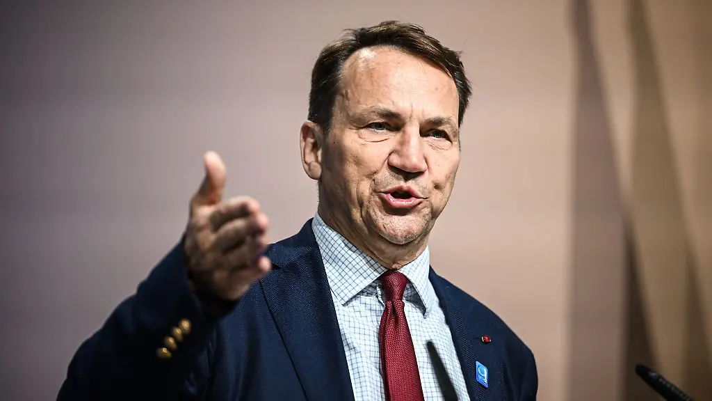 Nach-Angaben-des-polnischen-Aussenministers-Radoslaw-Sikorski-haben-sich-viele-in-Polen-lebende-Ukrainer-fuer-eine-Freiwilligen-Brigade-gemeldet