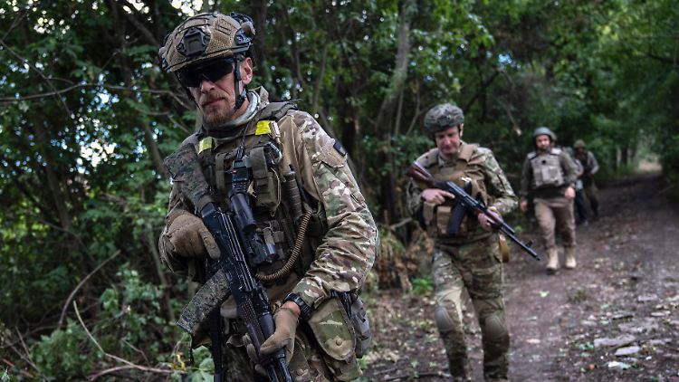 Ukrainische Soldaten auf Patrouille im Frontgebiet. 