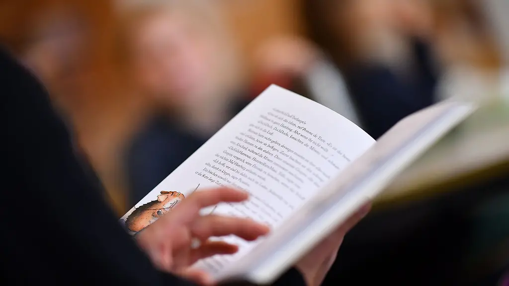 Buecher-kann-man-selbst-lesen-oder-sich-vorlesen-lassen-Letzters-steht-im-Mittelpunkt-des-Spoken-Arts-Festivals-in-Stuttgart