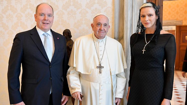 Das Fürstenpaar erschien traditionell in Schwarz gekleidet.