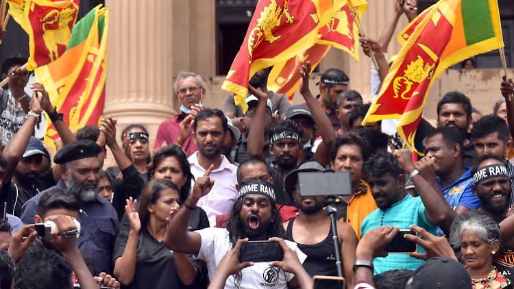 Bei den Demonstranten in Colombo ist der neue Präsident Ranil Wickremesinghe unbeliebt - sie halten ihn für einen Verbündeten des gerade verjagten Präsidenten Gotabaya Rajapaksa.