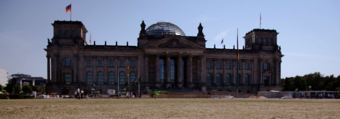 Hitzesommer 2022: Die vertrocknete Wiese vor dem Reichstagsgebäude in Berlin.