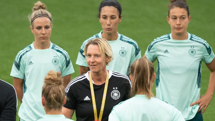 Voss-Tecklenburg freut sich auf "wahnsinnig intensiven" Fußball.