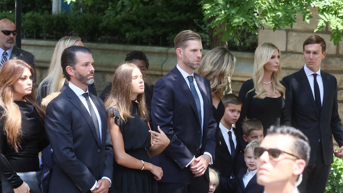 Die gemeinsamen Kinder von Ivana und Donald Trump, Ivanka Trump (r.), Eric Trump (Mitte) und Donald Trump Jr., erweisen Ivana Trump am 20. Juli die letzte Ehre. Sie war eine Woche zuvor im Alter von 73 Jahren gestorben.
