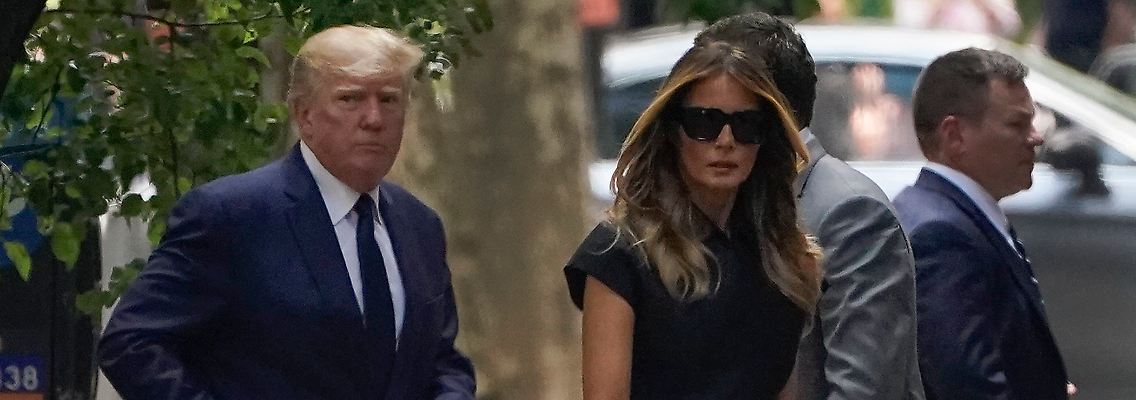 Donald Trump (l), ehemaliger Präsident der USA, kommt mit Melania Trump zur Beerdigung seiner Ex-Frau Ivana Trump.