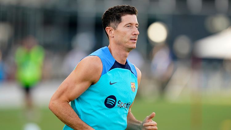 Robert Lewandowski fühlt sich im neuen Dress pudelwohl.