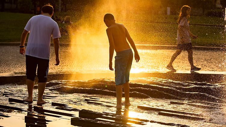 Besonders in den aufgeheizten Städten wie hier in Berlin sind viele für jede Abkühlung dankbar, und sei es im Springbrunnen.