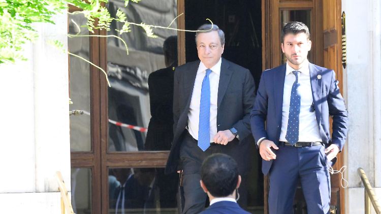 Italiens Regierungschef Draghi auf dem Weg ins Parlament.