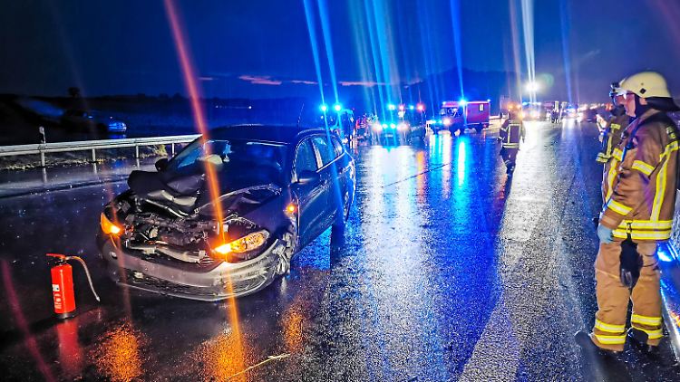 Der Unfall ereignete sich am Abend, die A6 war daraufhin bis kurz nach Mitternacht gesperrt.