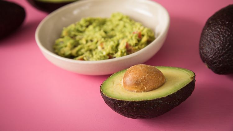 Eine selbstgemachte Guacamole aus Avocado schmeckt nicht nur gut, sondern hilft dem Körper auch dabei, das Glückshormon Serotonin zu produzieren.