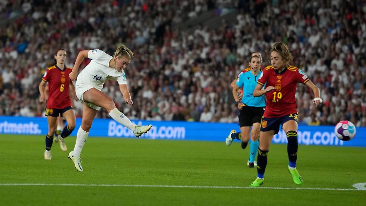 Stanway zieht ab und erzielt das entscheidende 2:1 für England.
