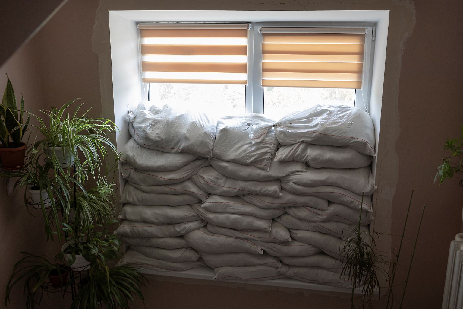 Auf der letzten Entbindungsstation, die im östlichen Donbass noch unter ukrainischer Kontrolle steht, sind die Fenster mit Sandsäcken verbarrikadiert ...