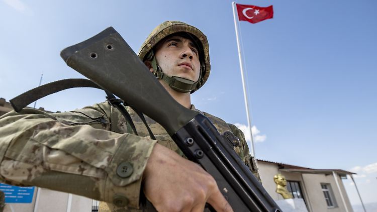 Türkischer Soldat an der Grenze zu Syrien.