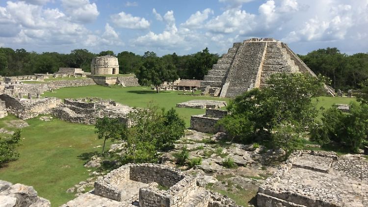 Blick auf den Rund- und den K'uk'ulkan-Tempel in den Ruinen von Mayapan.