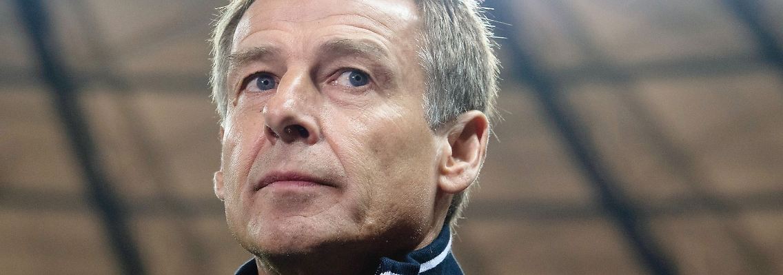 Ex-Trainer Jürgen Klinsmann steht im Stadion.