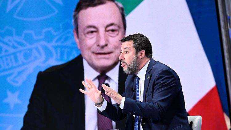 Matteo Salvini, Chef der rechten Lega, hatte Draghi vor die Wahl gestellt: eine Koalition ohne 5-Sterne - oder Neuwahlen.