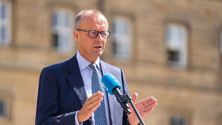 Dafür, dass seit über fünf Monaten Krieg herrsche, kämen die Gasnotpläne reichlich spät, bemängelt Merz.