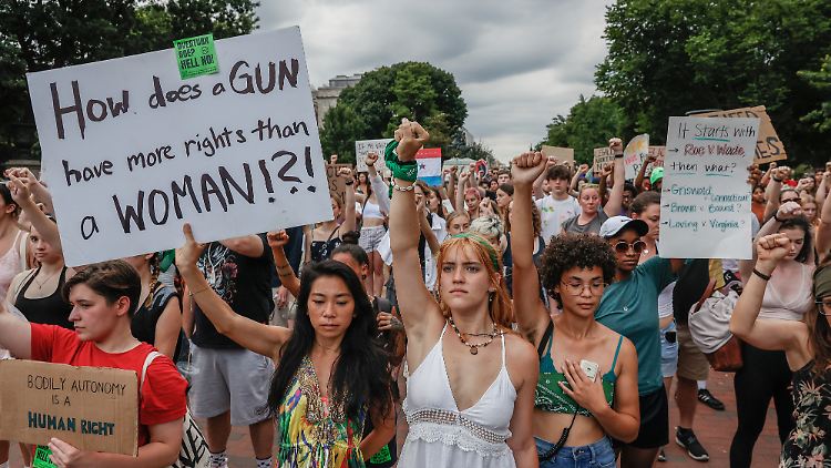 Eine Welle von Protesten zog sich durch die USA, nachdem der Oberste Gerichtshof für die Aufhebung der Grundsatzentscheidung zum Recht auf Abtreibung gestimmt hatte.