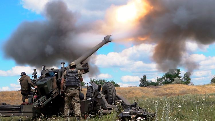 Die Kämpfe in der Ostukraine gehen unvermindert weiter. Hier feuern ukrainische Soldaten eine Haubitze ab.