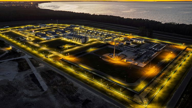 Nord Stream 2 ist fertiggebaut, die Zertifizierung wurde nach Russlands Überfall auf die Ukraine gestoppt.