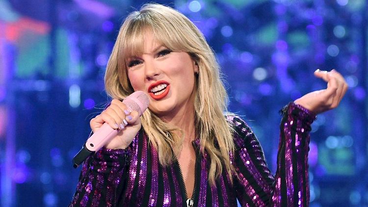 Was für eine Überraschung: Country-Pop-Sängerin Taylor Swift hat unangekündigt in London performt.