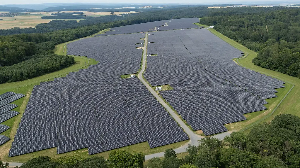 Hier-wird-Strom-fuer-rund-24-000-Haushalte-produziert-wenn-die-Sonne-scheint-In-Tauberfranken-steht-der-derzeit-groesste-Solarpark-in-Baden-Wuerttemberg