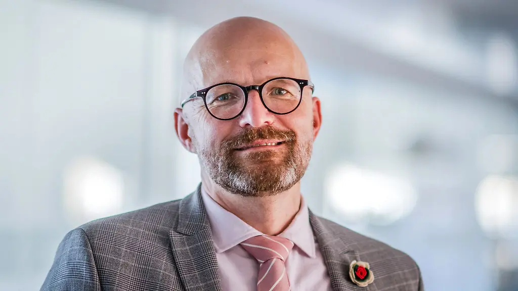 Wirtschaftsstaatssekretaer-Kralinski-Pierburg-Pump-Technology-hat-die-Zeichen-der-Zeit-erkannt