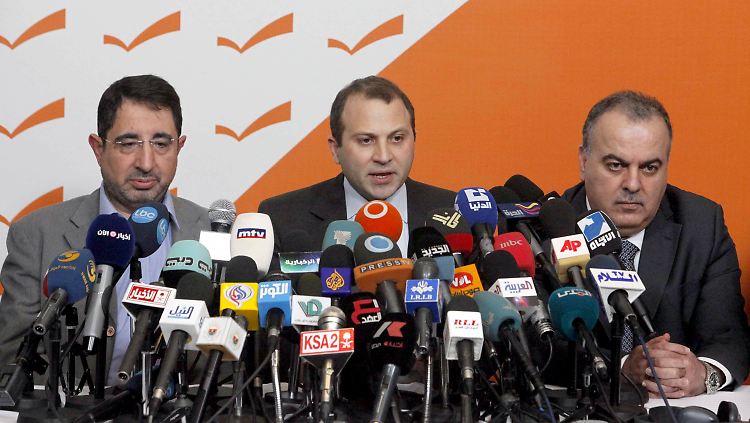 Die Minister Hassan, Bassil und Khalife (v.l.) erklären ihren Rücktritt.