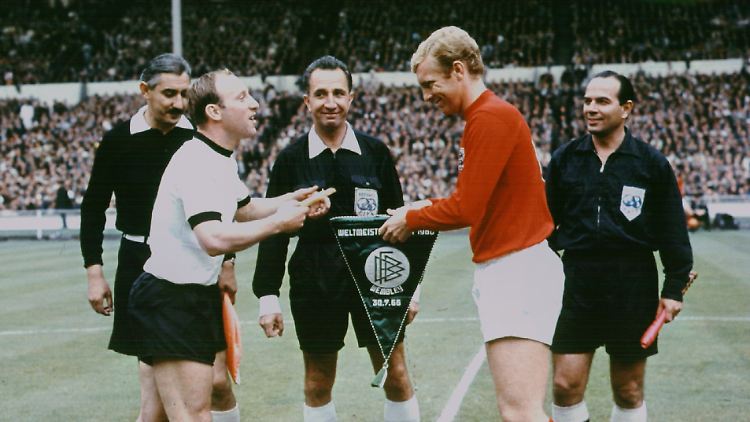 Uwe Seeler und Bobby Moore vor dem WM-Finale 1966. 