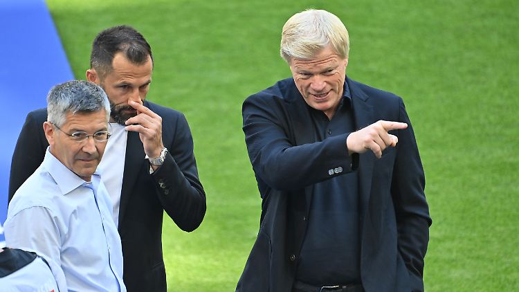 Sportvorstand Hasan Salihamidžić (Mitte) spricht über einen nicht realisierbaren Ronaldo-Transfer.