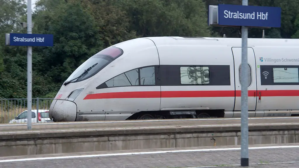 Ein-ICE-faehrt-am-Bahnhof-in-Stralsund-ein