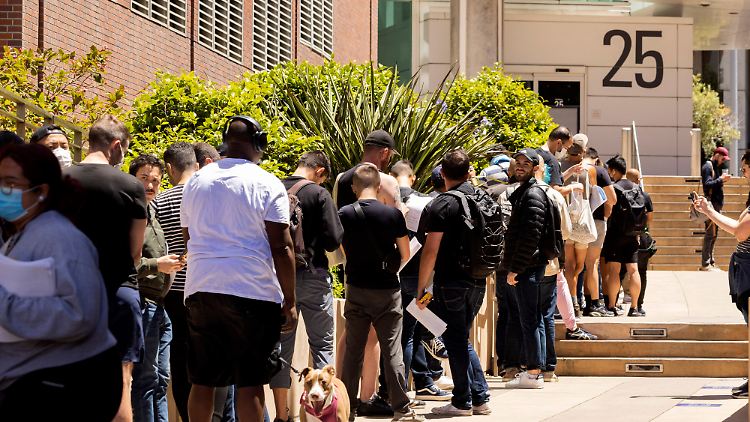 In San Francisco stehen Leute Schlange, um eine Impfung gegen Affenpocken zu erhalten.