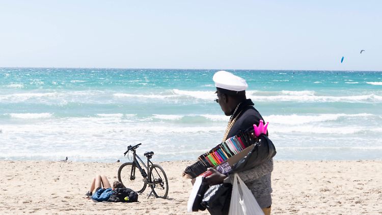 Eine echte "Ray Barry"-Sonnenbrille gibt's nur am Strand von Mallorca - andere Fälschungen sind jedoch weniger offensichtlich.