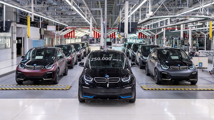 Sondermodell zum Abschied: Hier zeigt sich der 250.000 BMW i3 inmitten der i3s Home Run Edition im BMW-Werk Leipzig.