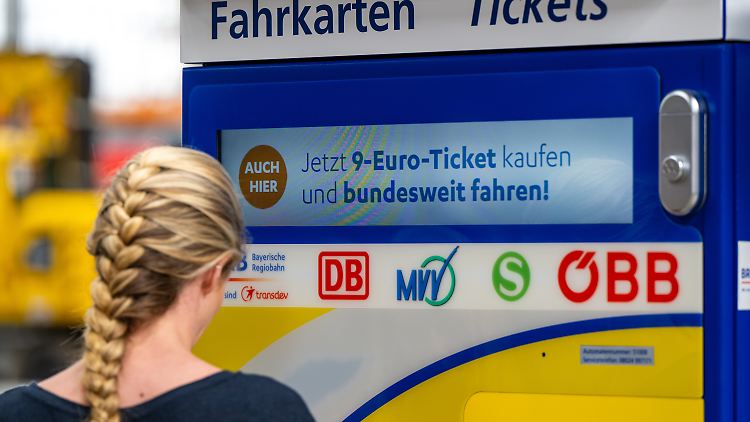 Die Entspannung bei der Inflation führen Ökonomen vor allem auf den zu Monatsbeginn eingeführten Tankrabatt und das 9-Euro-Ticket zurück.
