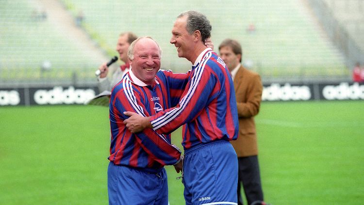 Uwe Seeler und Franz Beckenbauer 1995 im Dress der Münchener Bayern, beim Jubiläumsspiel zum 50. Geburtstag Beckenbauers.