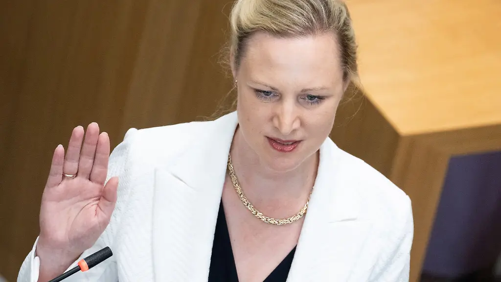 Doerte-Schall-SPD-wird-als-neue-Arbeits-und-Sozialministerin-von-Rheinland-Pfalz-vereidigt