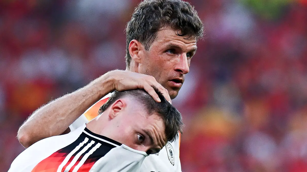Thomas-Mueller-troestet-Florian-Wirtz-nach-dem-EM-Aus