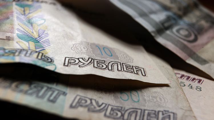 Zu Beginn des Angriffskriegs gegen die Ukraine hatte die Notenbank ihren Leitzins drastisch auf 20 Prozent angehoben, um damit den Sinkflug des russischen Rubels zu stoppen.