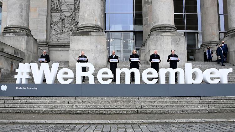 "We remember" heißt es am 27. Januar 2022 vor dem Reichstagsgebäude zum Gedenken an die Opfer des Nationalsozialismus.