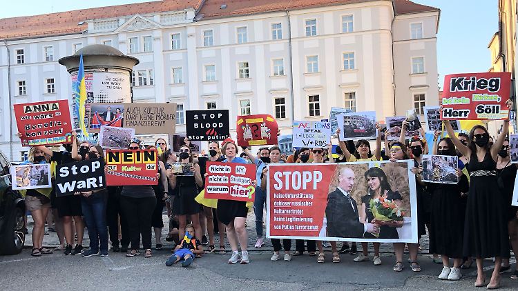 Vor dem Eingang des Regensburger Schlosses gab es Protest.